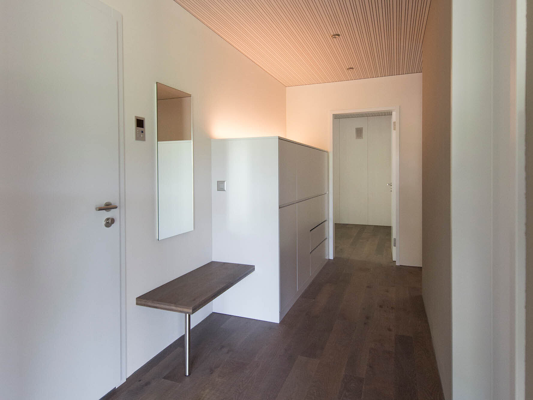 Eingangsbereich des Zweifamilienhauses mit Minergie-Standard