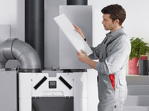 [Translate to Italiano:] [Translate to Deutsch:] Zehnder filter wechseln mann mit filter