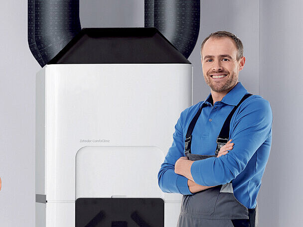 Installateur mit ComfoClime Lufttemperierung zehnder milieubild comfoclime lufttemperierung mit installateur