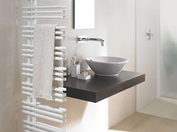 [Translate to Deutsch:] Badheizkörper Zehnder Yucca als Raumteiler