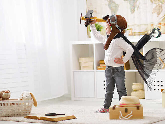 Bambino con giocattolo