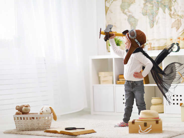 Un enfant joue avec un avion