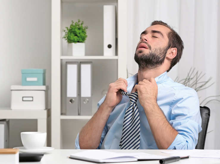 Uomo apre il colletto della camicia
