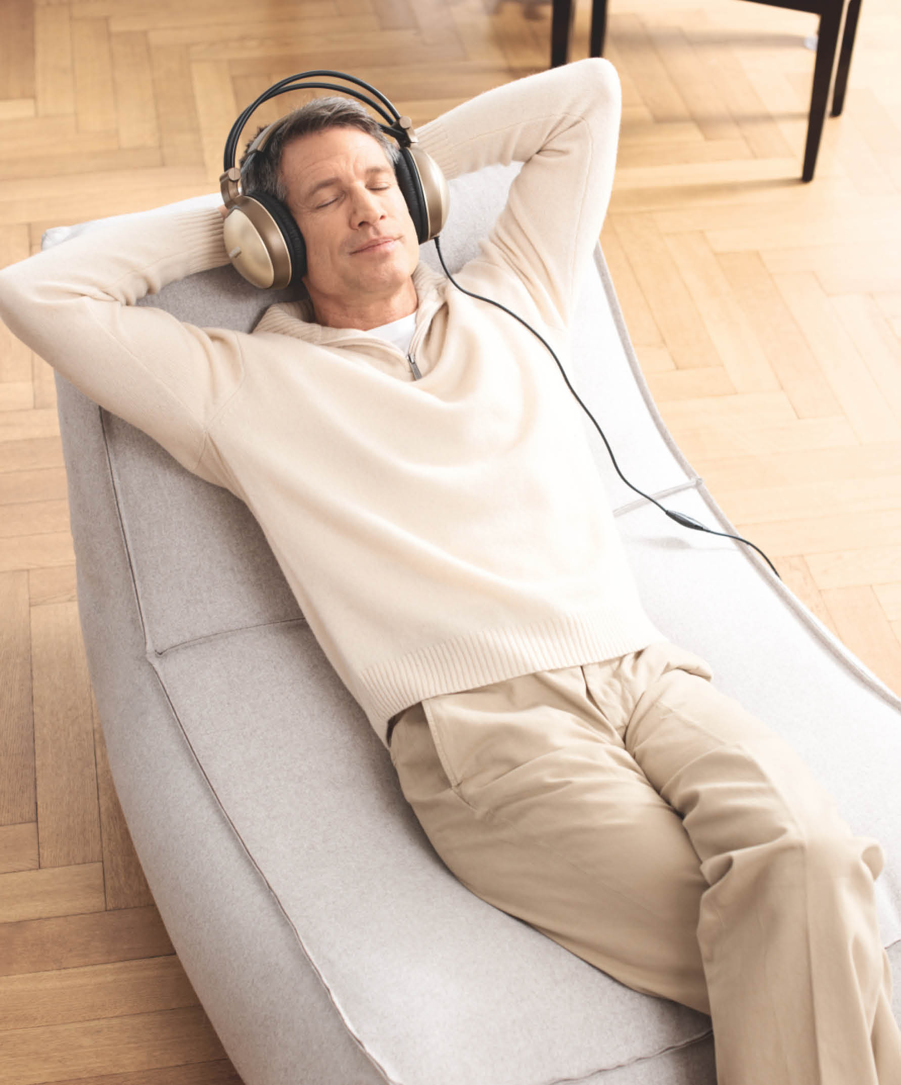 Mann hört Musik mit Kopfhörer