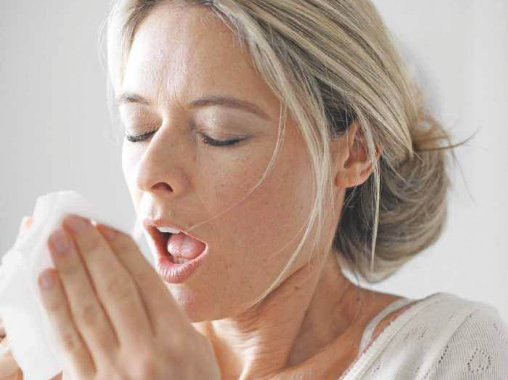 Gesunde Raumluft ohne Pollen Frau niesst Pollenarllergie