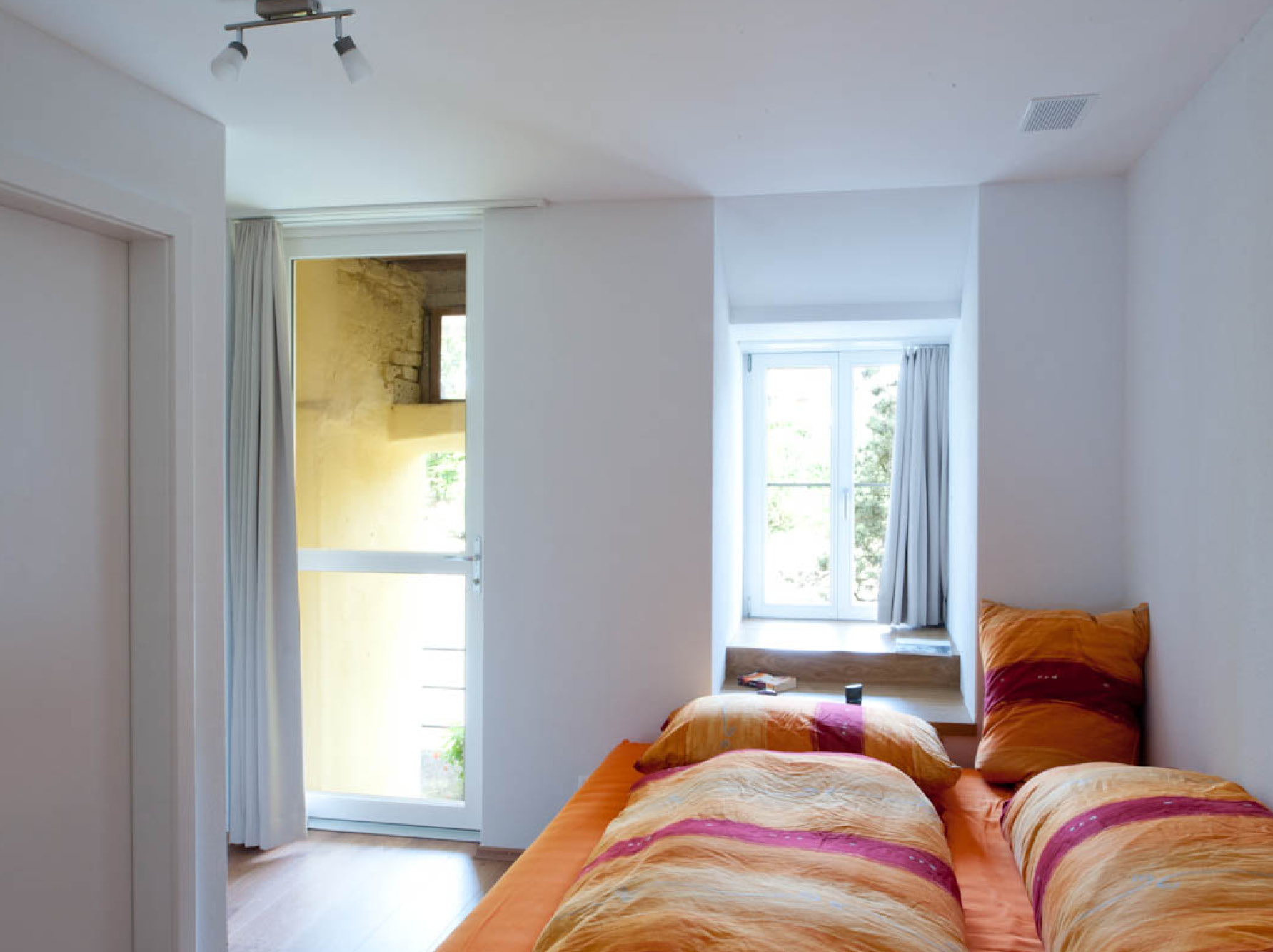 Schlafzimmer mit Zuluftgitter aus Edelstahl