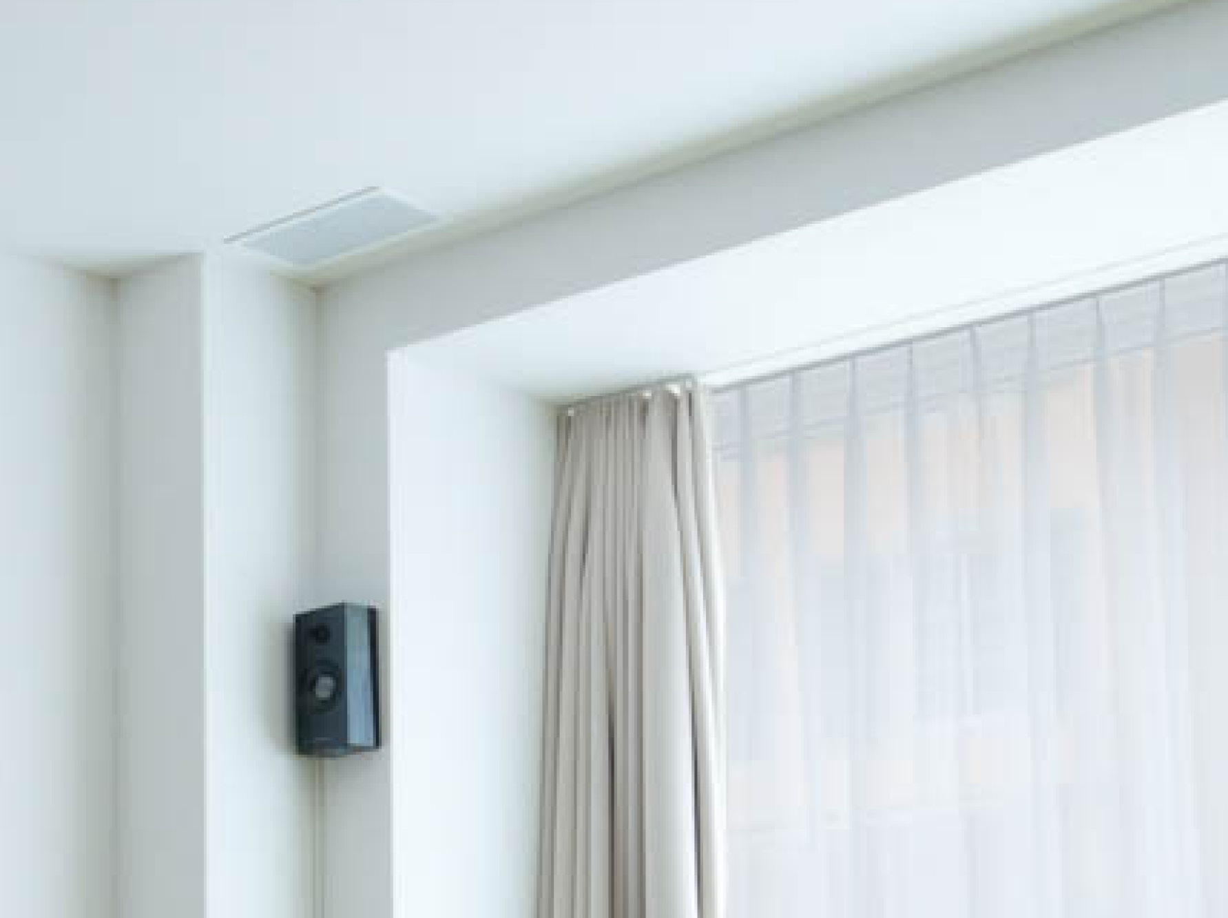 Zu- und Abluftgittern aus Edelstahl in Deckennähe