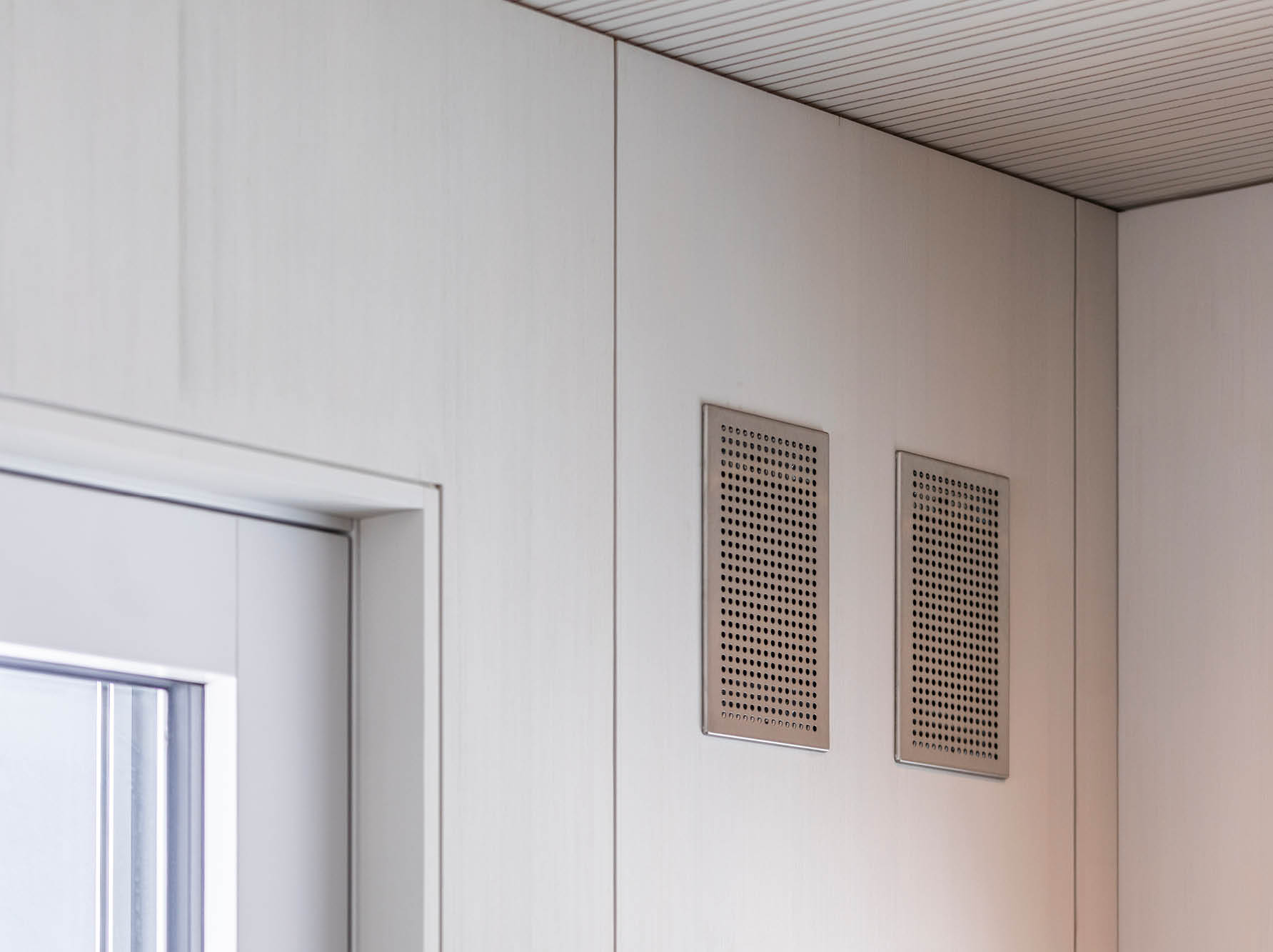 Abluftgitter in Zweifamilienhaus mit Minergie-Standard