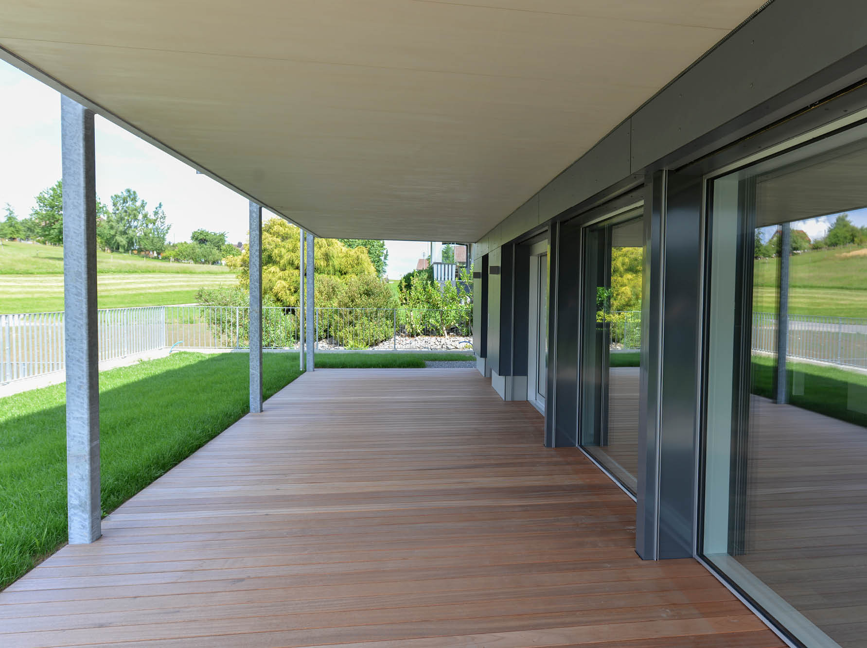 Holzterrasse mit Fensterfront